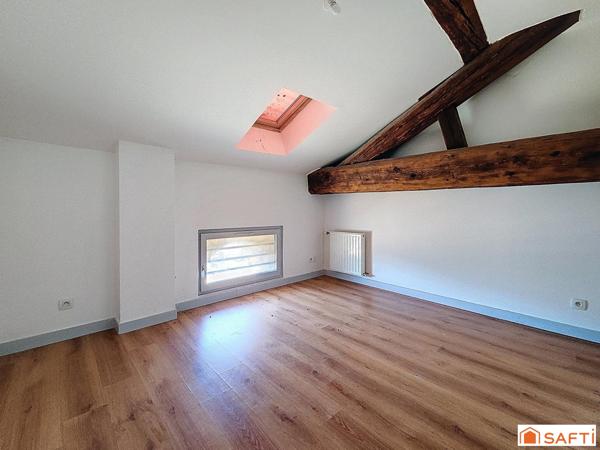 Appartement rare à la vente avec ses 5 chambres, proche gare et commodités, cave, jardin privatif.