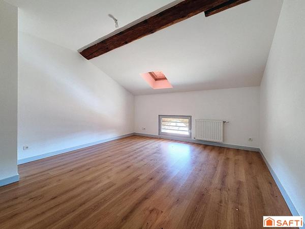 Appartement rare à la vente avec ses 5 chambres, proche gare et commodités, cave, jardin privatif.