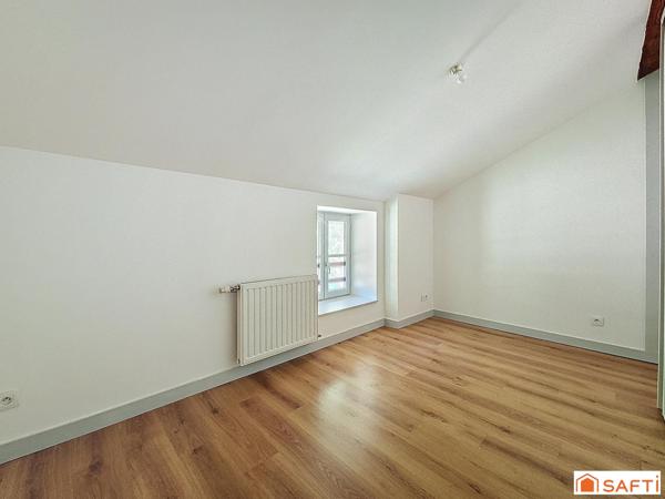Appartement rare à la vente avec ses 5 chambres, proche gare et commodités, cave, jardin privatif.