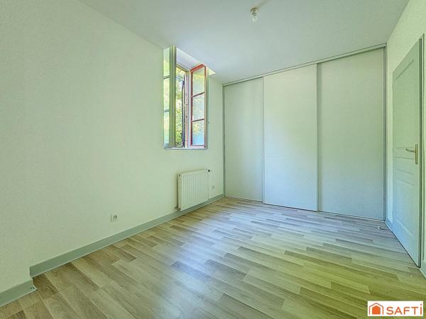 Appartement rare à la vente avec ses 5 chambres, proche gare et commodités, cave, jardin privatif.