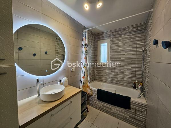 ✨ COUP DE CŒUR ASSURÉ – MAISON FAMILIALE 123 m² – 4 CHAMBRES – CAUDECOSTE ✨

Dans un environnement calme et agréable sur la commune de Caudecoste, venez découvrir cette superbe maison familiale de 123 m² où confort, espace et qualité de vie se rencontrent parfaitement.

Dès l’entrée, vous serez séduits par les beaux volumes et la luminosité naturelle qui baigne les pièces de vie. Le séjour spacieux et convivial offre un véritable espace de partage pour toute la famille, idéal pour recevoir vos proches ou profiter de chaleureux moments du quotidien. La cuisine fonctionnelle et accueillante complète harmonieusement cet espace de vie.

Côté nuit, la maison dispose de 4 belles chambres, parfaites pour accueillir une famille, aménager un bureau pour le télétravail ou créer une chambre d’amis selon vos besoins. Chaque espace a été pensé pour offrir confort et praticité au quotidien.

À l’extérieur, le véritable atout de cette propriété vous attend : un grand terrain offrant de multiples possibilités. Imaginez vos soirées d’été en terrasse, les enfants jouant en toute tranquillité, un futur espace piscine, un potager ou encore un magnifique jardin paysager… un véritable havre de paix à personnaliser selon vos envies.

🏡 123 m² habitables
🛏️ 4 chambres d'environ 14 m², équipées de dressings, ainsi qu'une suite parentale avec salle d'eau privative, et une salle de bain commune; 
🌳 Grand terrain de 1 890 m², entièrement plat et arboré, 100% constructible et piscinable, un terrain de pétanque, un bassin d'ornement de qualité et deux abris de jardin totalisant 40m²; 
☀️ Maison lumineuse avec un séjour de 50 m²;
🚗 Cadre calme et agréable;
👨‍👩‍👧‍👦 Idéal pour une famille;
📍 Proche des commodités et des axes principaux.

Cotés prestations : 
Toiture en excellente état, récemment nettoyée,
Peinture intérieures neuves,
Raccordement tout à l'égout,
Maison entièrement climatisée. 

Cette maison représente une belle opportunité pour ceux qui recherchent un cadre de vie paisible tout en restant à proximité des services essentiels.

💬 Une visite suffira pour tomber sous le charme !
📞 Contactez moi dès maintenant pour plus d’informations.