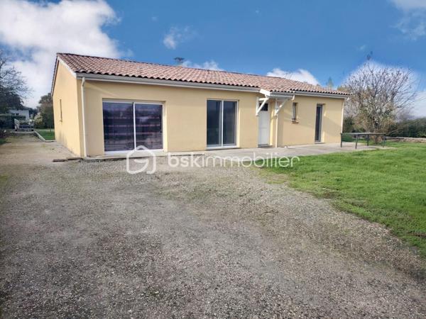 ✨ COUP DE CŒUR ASSURÉ – MAISON FAMILIALE 123 m² – 4 CHAMBRES – CAUDECOSTE ✨

Dans un environnement calme et agréable sur la commune de Caudecoste, venez découvrir cette superbe maison familiale de 123 m² où confort, espace et qualité de vie se rencontrent parfaitement.

Dès l’entrée, vous serez séduits par les beaux volumes et la luminosité naturelle qui baigne les pièces de vie. Le séjour spacieux et convivial offre un véritable espace de partage pour toute la famille, idéal pour recevoir vos proches ou profiter de chaleureux moments du quotidien. La cuisine fonctionnelle et accueillante complète harmonieusement cet espace de vie.

Côté nuit, la maison dispose de 4 belles chambres, parfaites pour accueillir une famille, aménager un bureau pour le télétravail ou créer une chambre d’amis selon vos besoins. Chaque espace a été pensé pour offrir confort et praticité au quotidien.

À l’extérieur, le véritable atout de cette propriété vous attend : un grand terrain offrant de multiples possibilités. Imaginez vos soirées d’été en terrasse, les enfants jouant en toute tranquillité, un futur espace piscine, un potager ou encore un magnifique jardin paysager… un véritable havre de paix à personnaliser selon vos envies.

🏡 123 m² habitables
🛏️ 4 chambres d'environ 14 m², équipées de dressings, ainsi qu'une suite parentale avec salle d'eau privative, et une salle de bain commune; 
🌳 Grand terrain de 1 890 m², entièrement plat et arboré, 100% constructible et piscinable, un terrain de pétanque, un bassin d'ornement de qualité et deux abris de jardin totalisant 40m²; 
☀️ Maison lumineuse avec un séjour de 50 m²;
🚗 Cadre calme et agréable;
👨‍👩‍👧‍👦 Idéal pour une famille;
📍 Proche des commodités et des axes principaux.

Cotés prestations : 
Toiture en excellente état, récemment nettoyée,
Peinture intérieures neuves,
Raccordement tout à l'égout,
Maison entièrement climatisée. 

Cette maison représente une belle opportunité pour ceux qui recherchent un cadre de vie paisible tout en restant à proximité des services essentiels.

💬 Une visite suffira pour tomber sous le charme !
📞 Contactez moi dès maintenant pour plus d’informations.