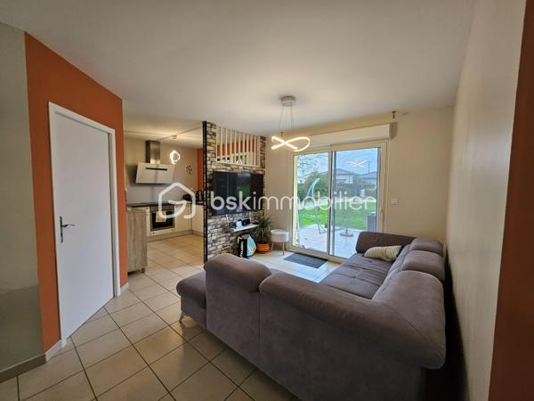✨ COUP DE CŒUR ASSURÉ – MAISON FAMILIALE 123 m² – 4 CHAMBRES – CAUDECOSTE ✨

Dans un environnement calme et agréable sur la commune de Caudecoste, venez découvrir cette superbe maison familiale de 123 m² où confort, espace et qualité de vie se rencontrent parfaitement.

Dès l’entrée, vous serez séduits par les beaux volumes et la luminosité naturelle qui baigne les pièces de vie. Le séjour spacieux et convivial offre un véritable espace de partage pour toute la famille, idéal pour recevoir vos proches ou profiter de chaleureux moments du quotidien. La cuisine fonctionnelle et accueillante complète harmonieusement cet espace de vie.

Côté nuit, la maison dispose de 4 belles chambres, parfaites pour accueillir une famille, aménager un bureau pour le télétravail ou créer une chambre d’amis selon vos besoins. Chaque espace a été pensé pour offrir confort et praticité au quotidien.

À l’extérieur, le véritable atout de cette propriété vous attend : un grand terrain offrant de multiples possibilités. Imaginez vos soirées d’été en terrasse, les enfants jouant en toute tranquillité, un futur espace piscine, un potager ou encore un magnifique jardin paysager… un véritable havre de paix à personnaliser selon vos envies.

🏡 123 m² habitables
🛏️ 4 chambres d'environ 14 m², équipées de dressings, ainsi qu'une suite parentale avec salle d'eau privative, et une salle de bain commune; 
🌳 Grand terrain de 1 890 m², entièrement plat et arboré, 100% constructible et piscinable, un terrain de pétanque, un bassin d'ornement de qualité et deux abris de jardin totalisant 40m²; 
☀️ Maison lumineuse avec un séjour de 50 m²;
🚗 Cadre calme et agréable;
👨‍👩‍👧‍👦 Idéal pour une famille;
📍 Proche des commodités et des axes principaux.

Cotés prestations : 
Toiture en excellente état, récemment nettoyée,
Peinture intérieures neuves,
Raccordement tout à l'égout,
Maison entièrement climatisée. 

Cette maison représente une belle opportunité pour ceux qui recherchent un cadre de vie paisible tout en restant à proximité des services essentiels.

💬 Une visite suffira pour tomber sous le charme !
📞 Contactez moi dès maintenant pour plus d’informations.