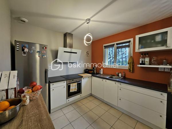 ✨ COUP DE CŒUR ASSURÉ – MAISON FAMILIALE 123 m² – 4 CHAMBRES – CAUDECOSTE ✨

Dans un environnement calme et agréable sur la commune de Caudecoste, venez découvrir cette superbe maison familiale de 123 m² où confort, espace et qualité de vie se rencontrent parfaitement.

Dès l’entrée, vous serez séduits par les beaux volumes et la luminosité naturelle qui baigne les pièces de vie. Le séjour spacieux et convivial offre un véritable espace de partage pour toute la famille, idéal pour recevoir vos proches ou profiter de chaleureux moments du quotidien. La cuisine fonctionnelle et accueillante complète harmonieusement cet espace de vie.

Côté nuit, la maison dispose de 4 belles chambres, parfaites pour accueillir une famille, aménager un bureau pour le télétravail ou créer une chambre d’amis selon vos besoins. Chaque espace a été pensé pour offrir confort et praticité au quotidien.

À l’extérieur, le véritable atout de cette propriété vous attend : un grand terrain offrant de multiples possibilités. Imaginez vos soirées d’été en terrasse, les enfants jouant en toute tranquillité, un futur espace piscine, un potager ou encore un magnifique jardin paysager… un véritable havre de paix à personnaliser selon vos envies.

🏡 123 m² habitables
🛏️ 4 chambres d'environ 14 m², équipées de dressings, ainsi qu'une suite parentale avec salle d'eau privative, et une salle de bain commune; 
🌳 Grand terrain de 1 890 m², entièrement plat et arboré, 100% constructible et piscinable, un terrain de pétanque, un bassin d'ornement de qualité et deux abris de jardin totalisant 40m²; 
☀️ Maison lumineuse avec un séjour de 50 m²;
🚗 Cadre calme et agréable;
👨‍👩‍👧‍👦 Idéal pour une famille;
📍 Proche des commodités et des axes principaux.

Cotés prestations : 
Toiture en excellente état, récemment nettoyée,
Peinture intérieures neuves,
Raccordement tout à l'égout,
Maison entièrement climatisée. 

Cette maison représente une belle opportunité pour ceux qui recherchent un cadre de vie paisible tout en restant à proximité des services essentiels.

💬 Une visite suffira pour tomber sous le charme !
📞 Contactez moi dès maintenant pour plus d’informations.