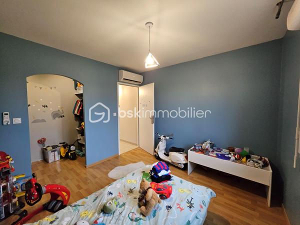 ✨ COUP DE CŒUR ASSURÉ – MAISON FAMILIALE 123 m² – 4 CHAMBRES – CAUDECOSTE ✨

Dans un environnement calme et agréable sur la commune de Caudecoste, venez découvrir cette superbe maison familiale de 123 m² où confort, espace et qualité de vie se rencontrent parfaitement.

Dès l’entrée, vous serez séduits par les beaux volumes et la luminosité naturelle qui baigne les pièces de vie. Le séjour spacieux et convivial offre un véritable espace de partage pour toute la famille, idéal pour recevoir vos proches ou profiter de chaleureux moments du quotidien. La cuisine fonctionnelle et accueillante complète harmonieusement cet espace de vie.

Côté nuit, la maison dispose de 4 belles chambres, parfaites pour accueillir une famille, aménager un bureau pour le télétravail ou créer une chambre d’amis selon vos besoins. Chaque espace a été pensé pour offrir confort et praticité au quotidien.

À l’extérieur, le véritable atout de cette propriété vous attend : un grand terrain offrant de multiples possibilités. Imaginez vos soirées d’été en terrasse, les enfants jouant en toute tranquillité, un futur espace piscine, un potager ou encore un magnifique jardin paysager… un véritable havre de paix à personnaliser selon vos envies.

🏡 123 m² habitables
🛏️ 4 chambres d'environ 14 m², équipées de dressings, ainsi qu'une suite parentale avec salle d'eau privative, et une salle de bain commune; 
🌳 Grand terrain de 1 890 m², entièrement plat et arboré, 100% constructible et piscinable, un terrain de pétanque, un bassin d'ornement de qualité et deux abris de jardin totalisant 40m²; 
☀️ Maison lumineuse avec un séjour de 50 m²;
🚗 Cadre calme et agréable;
👨‍👩‍👧‍👦 Idéal pour une famille;
📍 Proche des commodités et des axes principaux.

Cotés prestations : 
Toiture en excellente état, récemment nettoyée,
Peinture intérieures neuves,
Raccordement tout à l'égout,
Maison entièrement climatisée. 

Cette maison représente une belle opportunité pour ceux qui recherchent un cadre de vie paisible tout en restant à proximité des services essentiels.

💬 Une visite suffira pour tomber sous le charme !
📞 Contactez moi dès maintenant pour plus d’informations.
