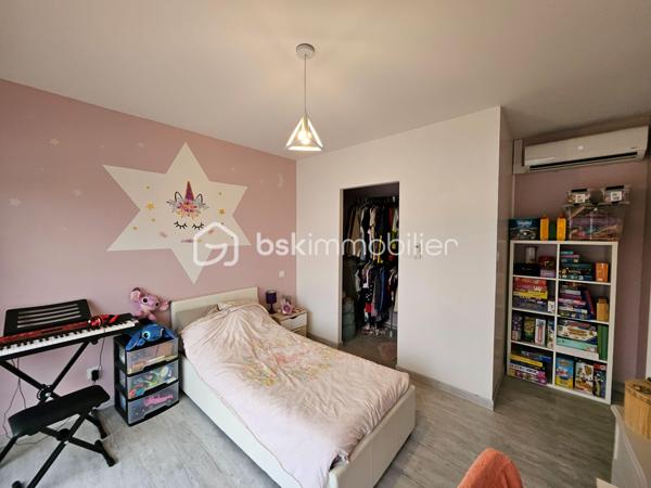 ✨ COUP DE CŒUR ASSURÉ – MAISON FAMILIALE 123 m² – 4 CHAMBRES – CAUDECOSTE ✨

Dans un environnement calme et agréable sur la commune de Caudecoste, venez découvrir cette superbe maison familiale de 123 m² où confort, espace et qualité de vie se rencontrent parfaitement.

Dès l’entrée, vous serez séduits par les beaux volumes et la luminosité naturelle qui baigne les pièces de vie. Le séjour spacieux et convivial offre un véritable espace de partage pour toute la famille, idéal pour recevoir vos proches ou profiter de chaleureux moments du quotidien. La cuisine fonctionnelle et accueillante complète harmonieusement cet espace de vie.

Côté nuit, la maison dispose de 4 belles chambres, parfaites pour accueillir une famille, aménager un bureau pour le télétravail ou créer une chambre d’amis selon vos besoins. Chaque espace a été pensé pour offrir confort et praticité au quotidien.

À l’extérieur, le véritable atout de cette propriété vous attend : un grand terrain offrant de multiples possibilités. Imaginez vos soirées d’été en terrasse, les enfants jouant en toute tranquillité, un futur espace piscine, un potager ou encore un magnifique jardin paysager… un véritable havre de paix à personnaliser selon vos envies.

🏡 123 m² habitables
🛏️ 4 chambres d'environ 14 m², équipées de dressings, ainsi qu'une suite parentale avec salle d'eau privative, et une salle de bain commune; 
🌳 Grand terrain de 1 890 m², entièrement plat et arboré, 100% constructible et piscinable, un terrain de pétanque, un bassin d'ornement de qualité et deux abris de jardin totalisant 40m²; 
☀️ Maison lumineuse avec un séjour de 50 m²;
🚗 Cadre calme et agréable;
👨‍👩‍👧‍👦 Idéal pour une famille;
📍 Proche des commodités et des axes principaux.

Cotés prestations : 
Toiture en excellente état, récemment nettoyée,
Peinture intérieures neuves,
Raccordement tout à l'égout,
Maison entièrement climatisée. 

Cette maison représente une belle opportunité pour ceux qui recherchent un cadre de vie paisible tout en restant à proximité des services essentiels.

💬 Une visite suffira pour tomber sous le charme !
📞 Contactez moi dès maintenant pour plus d’informations.