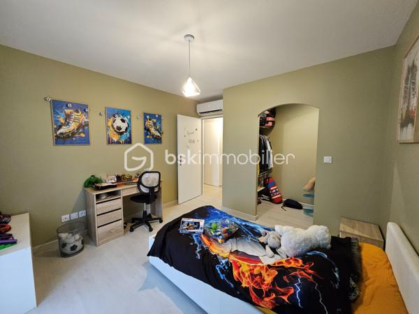 ✨ COUP DE CŒUR ASSURÉ – MAISON FAMILIALE 123 m² – 4 CHAMBRES – CAUDECOSTE ✨

Dans un environnement calme et agréable sur la commune de Caudecoste, venez découvrir cette superbe maison familiale de 123 m² où confort, espace et qualité de vie se rencontrent parfaitement.

Dès l’entrée, vous serez séduits par les beaux volumes et la luminosité naturelle qui baigne les pièces de vie. Le séjour spacieux et convivial offre un véritable espace de partage pour toute la famille, idéal pour recevoir vos proches ou profiter de chaleureux moments du quotidien. La cuisine fonctionnelle et accueillante complète harmonieusement cet espace de vie.

Côté nuit, la maison dispose de 4 belles chambres, parfaites pour accueillir une famille, aménager un bureau pour le télétravail ou créer une chambre d’amis selon vos besoins. Chaque espace a été pensé pour offrir confort et praticité au quotidien.

À l’extérieur, le véritable atout de cette propriété vous attend : un grand terrain offrant de multiples possibilités. Imaginez vos soirées d’été en terrasse, les enfants jouant en toute tranquillité, un futur espace piscine, un potager ou encore un magnifique jardin paysager… un véritable havre de paix à personnaliser selon vos envies.

🏡 123 m² habitables
🛏️ 4 chambres d'environ 14 m², équipées de dressings, ainsi qu'une suite parentale avec salle d'eau privative, et une salle de bain commune; 
🌳 Grand terrain de 1 890 m², entièrement plat et arboré, 100% constructible et piscinable, un terrain de pétanque, un bassin d'ornement de qualité et deux abris de jardin totalisant 40m²; 
☀️ Maison lumineuse avec un séjour de 50 m²;
🚗 Cadre calme et agréable;
👨‍👩‍👧‍👦 Idéal pour une famille;
📍 Proche des commodités et des axes principaux.

Cotés prestations : 
Toiture en excellente état, récemment nettoyée,
Peinture intérieures neuves,
Raccordement tout à l'égout,
Maison entièrement climatisée. 

Cette maison représente une belle opportunité pour ceux qui recherchent un cadre de vie paisible tout en restant à proximité des services essentiels.

💬 Une visite suffira pour tomber sous le charme !
📞 Contactez moi dès maintenant pour plus d’informations.