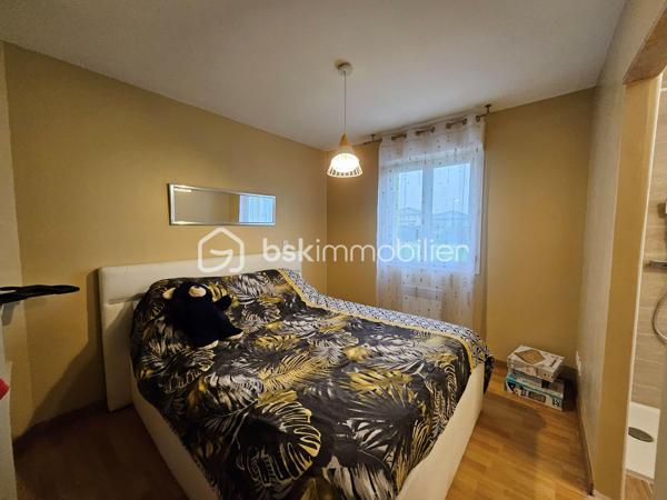 ✨ COUP DE CŒUR ASSURÉ – MAISON FAMILIALE 123 m² – 4 CHAMBRES – CAUDECOSTE ✨

Dans un environnement calme et agréable sur la commune de Caudecoste, venez découvrir cette superbe maison familiale de 123 m² où confort, espace et qualité de vie se rencontrent parfaitement.

Dès l’entrée, vous serez séduits par les beaux volumes et la luminosité naturelle qui baigne les pièces de vie. Le séjour spacieux et convivial offre un véritable espace de partage pour toute la famille, idéal pour recevoir vos proches ou profiter de chaleureux moments du quotidien. La cuisine fonctionnelle et accueillante complète harmonieusement cet espace de vie.

Côté nuit, la maison dispose de 4 belles chambres, parfaites pour accueillir une famille, aménager un bureau pour le télétravail ou créer une chambre d’amis selon vos besoins. Chaque espace a été pensé pour offrir confort et praticité au quotidien.

À l’extérieur, le véritable atout de cette propriété vous attend : un grand terrain offrant de multiples possibilités. Imaginez vos soirées d’été en terrasse, les enfants jouant en toute tranquillité, un futur espace piscine, un potager ou encore un magnifique jardin paysager… un véritable havre de paix à personnaliser selon vos envies.

🏡 123 m² habitables
🛏️ 4 chambres d'environ 14 m², équipées de dressings, ainsi qu'une suite parentale avec salle d'eau privative, et une salle de bain commune; 
🌳 Grand terrain de 1 890 m², entièrement plat et arboré, 100% constructible et piscinable, un terrain de pétanque, un bassin d'ornement de qualité et deux abris de jardin totalisant 40m²; 
☀️ Maison lumineuse avec un séjour de 50 m²;
🚗 Cadre calme et agréable;
👨‍👩‍👧‍👦 Idéal pour une famille;
📍 Proche des commodités et des axes principaux.

Cotés prestations : 
Toiture en excellente état, récemment nettoyée,
Peinture intérieures neuves,
Raccordement tout à l'égout,
Maison entièrement climatisée. 

Cette maison représente une belle opportunité pour ceux qui recherchent un cadre de vie paisible tout en restant à proximité des services essentiels.

💬 Une visite suffira pour tomber sous le charme !
📞 Contactez moi dès maintenant pour plus d’informations.