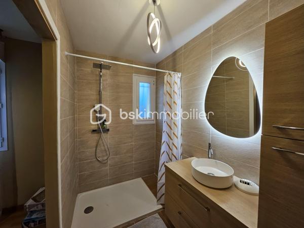 ✨ COUP DE CŒUR ASSURÉ – MAISON FAMILIALE 123 m² – 4 CHAMBRES – CAUDECOSTE ✨

Dans un environnement calme et agréable sur la commune de Caudecoste, venez découvrir cette superbe maison familiale de 123 m² où confort, espace et qualité de vie se rencontrent parfaitement.

Dès l’entrée, vous serez séduits par les beaux volumes et la luminosité naturelle qui baigne les pièces de vie. Le séjour spacieux et convivial offre un véritable espace de partage pour toute la famille, idéal pour recevoir vos proches ou profiter de chaleureux moments du quotidien. La cuisine fonctionnelle et accueillante complète harmonieusement cet espace de vie.

Côté nuit, la maison dispose de 4 belles chambres, parfaites pour accueillir une famille, aménager un bureau pour le télétravail ou créer une chambre d’amis selon vos besoins. Chaque espace a été pensé pour offrir confort et praticité au quotidien.

À l’extérieur, le véritable atout de cette propriété vous attend : un grand terrain offrant de multiples possibilités. Imaginez vos soirées d’été en terrasse, les enfants jouant en toute tranquillité, un futur espace piscine, un potager ou encore un magnifique jardin paysager… un véritable havre de paix à personnaliser selon vos envies.

🏡 123 m² habitables
🛏️ 4 chambres d'environ 14 m², équipées de dressings, ainsi qu'une suite parentale avec salle d'eau privative, et une salle de bain commune; 
🌳 Grand terrain de 1 890 m², entièrement plat et arboré, 100% constructible et piscinable, un terrain de pétanque, un bassin d'ornement de qualité et deux abris de jardin totalisant 40m²; 
☀️ Maison lumineuse avec un séjour de 50 m²;
🚗 Cadre calme et agréable;
👨‍👩‍👧‍👦 Idéal pour une famille;
📍 Proche des commodités et des axes principaux.

Cotés prestations : 
Toiture en excellente état, récemment nettoyée,
Peinture intérieures neuves,
Raccordement tout à l'égout,
Maison entièrement climatisée. 

Cette maison représente une belle opportunité pour ceux qui recherchent un cadre de vie paisible tout en restant à proximité des services essentiels.

💬 Une visite suffira pour tomber sous le charme !
📞 Contactez moi dès maintenant pour plus d’informations.