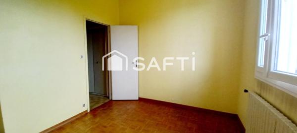 Maison T5 de 140m², 4 chambres, balcon traversant et vue dégagée, un garage de plus de 35m², jardin de 1100m²