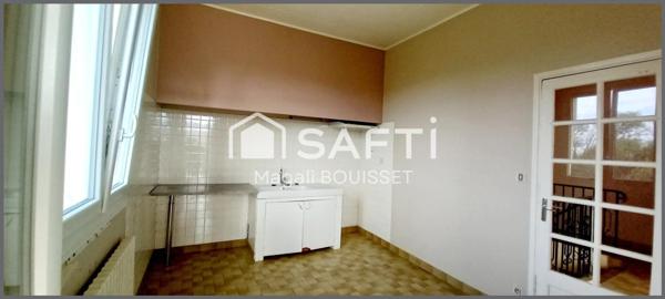 Maison T5 de 140m², 4 chambres, balcon traversant et vue dégagée, un garage de plus de 35m², jardin de 1100m²