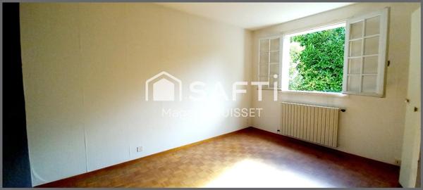 Maison T5 de 140m², 4 chambres, balcon traversant et vue dégagée, un garage de plus de 35m², jardin de 1100m²