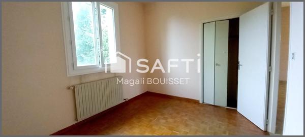 Maison T5 de 140m², 4 chambres, balcon traversant et vue dégagée, un garage de plus de 35m², jardin de 1100m²