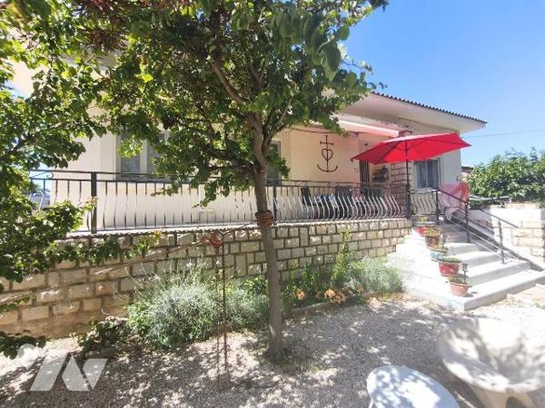 SAINT MARTIN DE CRAU à 5mn du Centre, jolie maison de plain-pied sur sous-sol en rez-de-jardin ...