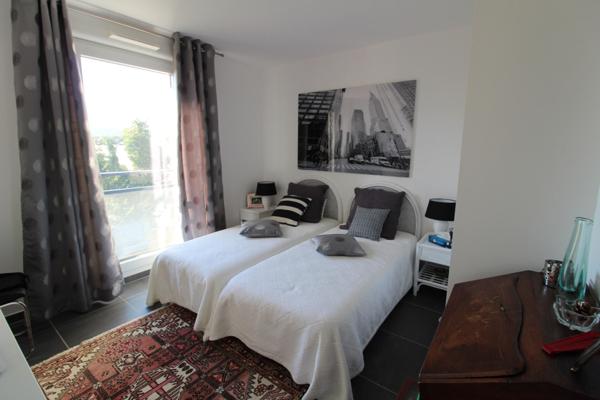 LA CIOTAT -  APPARTEMENT  RECENT - 82 M² - 3 CHAMBRES - TERRASSE - 2 BOX - 2E ETAGE/3 -