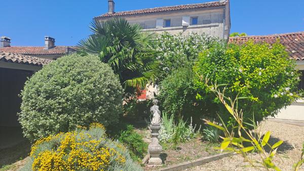 Entre Chateauneuf et Cognac charmante maison charentaise