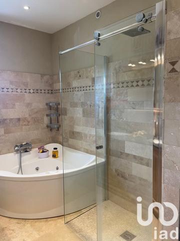 Maison 9 pièces de 219 m² à Fontvieille (13990)