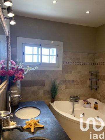 Maison 9 pièces de 219 m² à Fontvieille (13990)