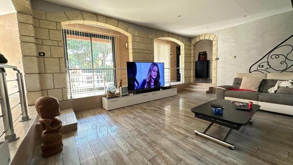 Une belle maison maçonnée familiale avec piscine