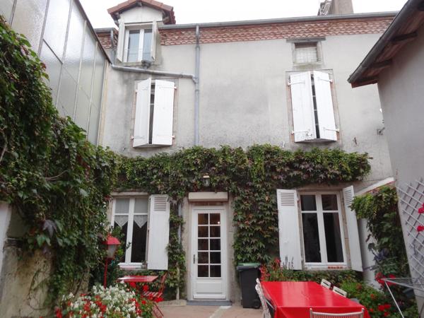 Grande maison de ville avec potentiel pour une chambre d'hôtes