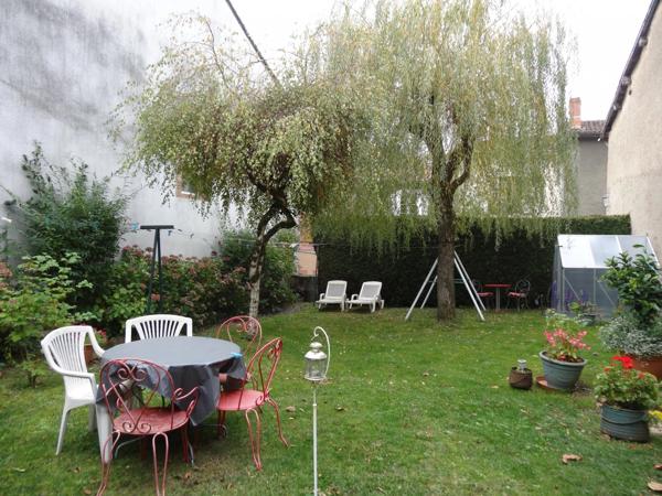 Grande maison de ville avec potentiel pour une chambre d'hôtes