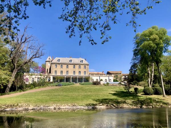Château de prestige du XIXe siècle, préservé dans l'écrin d'un domaine privé exclusif.