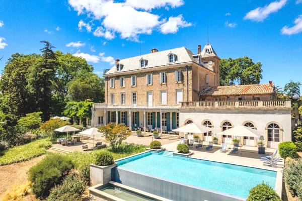 Château de prestige du XIXe siècle, préservé dans l'écrin d'un domaine privé exclusif.