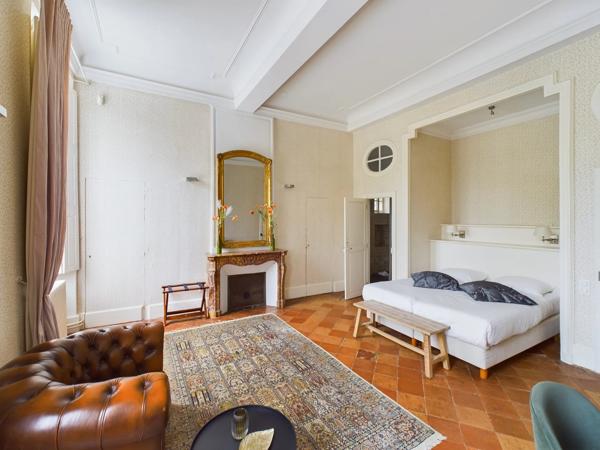 Château de prestige du XIXe siècle, préservé dans l'écrin d'un domaine privé exclusif.