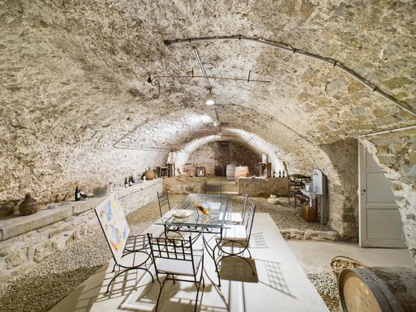 Château de prestige du XIXe siècle, préservé dans l'écrin d'un domaine privé exclusif.