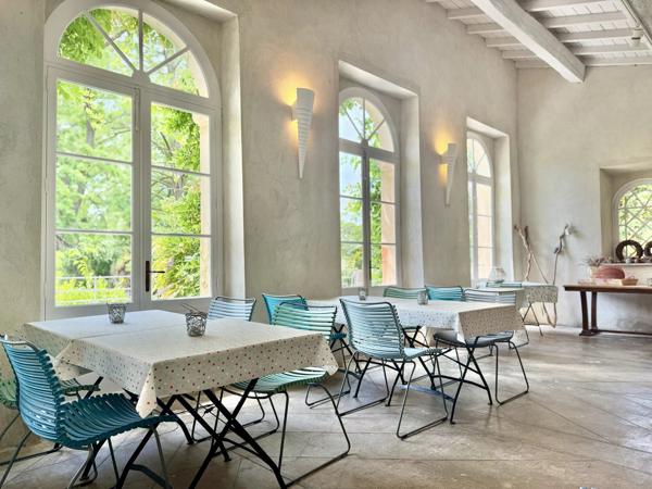 Château de prestige du XIXe siècle, préservé dans l'écrin d'un domaine privé exclusif.