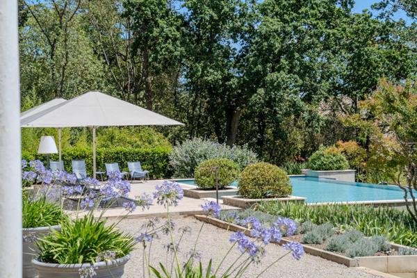Château de prestige du XIXe siècle, préservé dans l'écrin d'un domaine privé exclusif.
