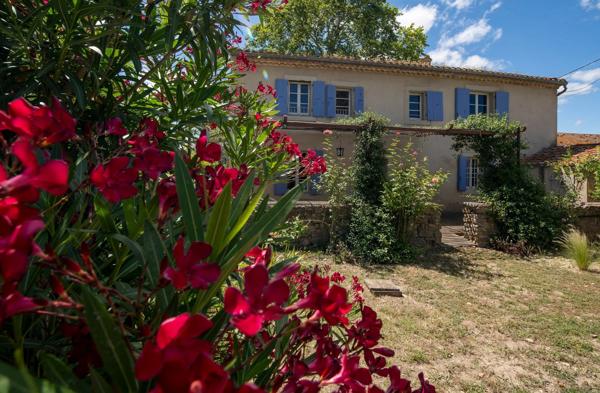 Château de prestige du XIXe siècle, préservé dans l'écrin d'un domaine privé exclusif.