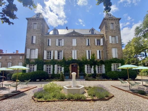 Château de prestige du XIXe siècle, préservé dans l'écrin d'un domaine privé exclusif.