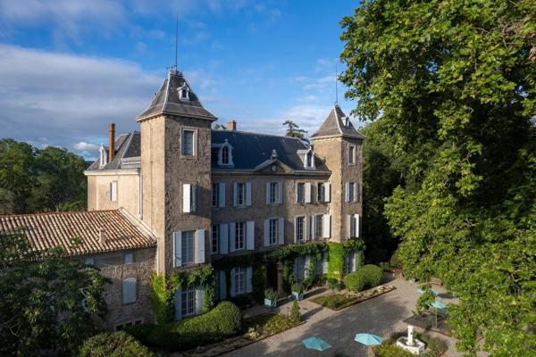 Château de prestige du XIXe siècle, préservé dans l'écrin d'un domaine privé exclusif.