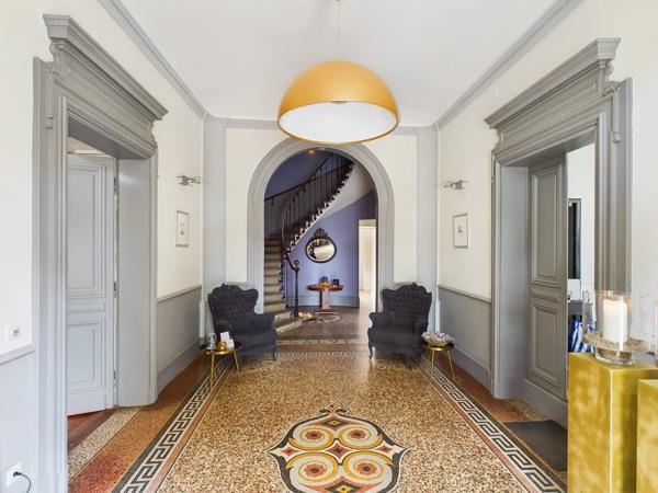 Château de prestige du XIXe siècle, préservé dans l'écrin d'un domaine privé exclusif.