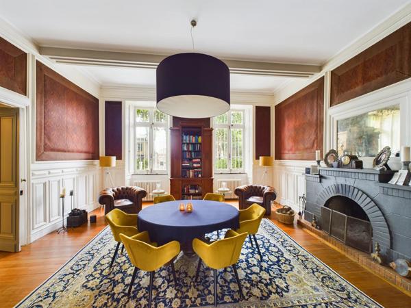 Château de prestige du XIXe siècle, préservé dans l'écrin d'un domaine privé exclusif.
