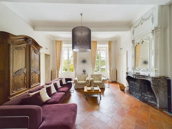 Château de prestige du XIXe siècle, préservé dans l'écrin d'un domaine privé exclusif.