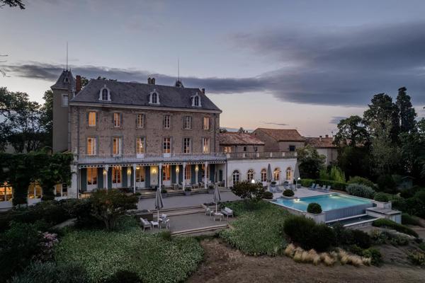 Château de prestige du XIXe siècle, préservé dans l'écrin d'un domaine privé exclusif.