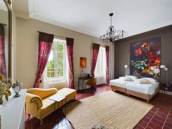 Château de prestige du XIXe siècle, préservé dans l'écrin d'un domaine privé exclusif.