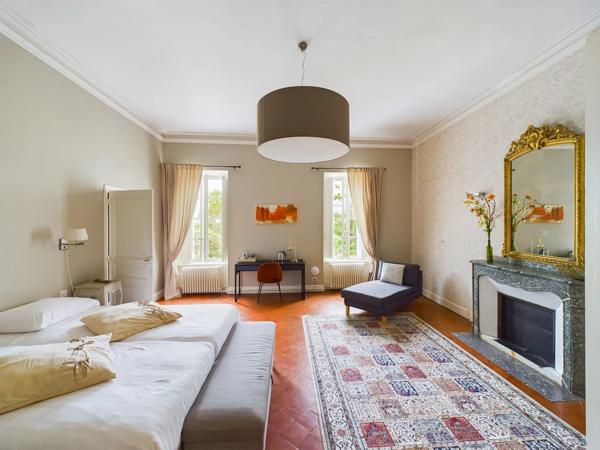 Château de prestige du XIXe siècle, préservé dans l'écrin d'un domaine privé exclusif.