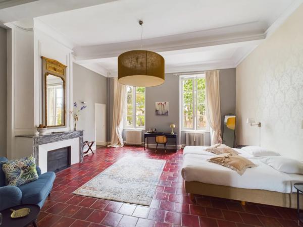 Château de prestige du XIXe siècle, préservé dans l'écrin d'un domaine privé exclusif.