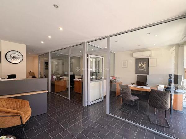Location                                                      Local commercial
                        
                     4 pièces                      64 m2                     à Gaillac