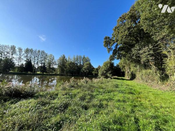 Terrain de loisir avec plan d'eau