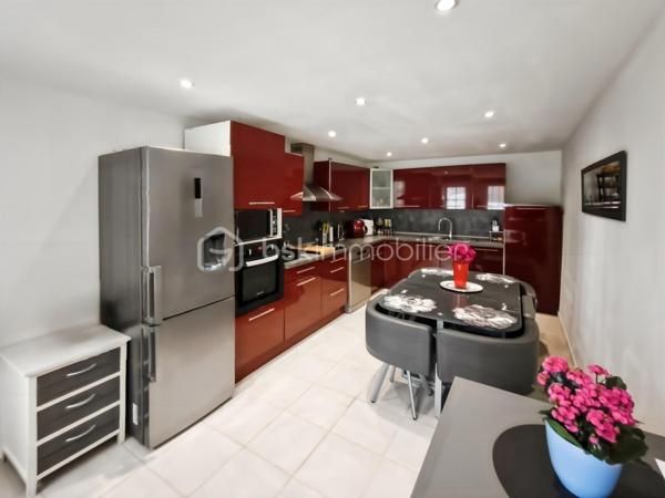 🏡 OPPORTUNITÉ RARE – Maison de ville avec terrasse – Moussy-le-Vieux

BSK Immobilier vous propose cette élégante maison de ville d’environ 75 m², parfaitement située à proximité immédiate des commodités, idéale pour des primo-accédants exigeants ou un investissement de qualité.

Ce bien séduit dès les premiers instants par son agencement optimisé, sa luminosité et son ambiance chaleureuse, offrant un cadre de vie confortable et moderne.

Au rez-de-chaussée :

une cuisine équipée, fonctionnelle et contemporaine

un WC avec coin buanderie discret

un salon / séjour lumineux, pensé pour le confort et la convivialité

À l’étage :

un palier desservant deux chambres confortables

une salle de douche

un WC indépendant

À l’extérieur, une agréable terrasse de 17 m² vient sublimer l’ensemble, offrant un véritable espace de détente, rare sur le secteur.

✨ Les atouts qui font la différence :

Idéal primo-accédants premium

Investissement sécurisé et attractif

Maison clé en main

Proximité immédiate des écoles, commerces et axes routiers

Extérieur recherché


📞 Une opportunité à fort potentiel – À visiter sans tarder