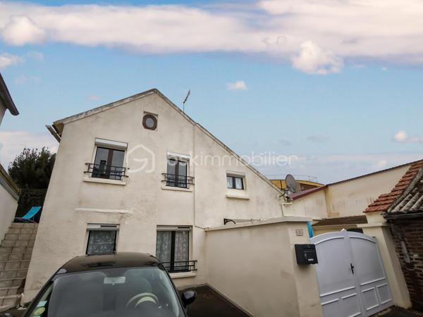 🏡 OPPORTUNITÉ RARE – Maison de ville avec terrasse – Moussy-le-Vieux

BSK Immobilier vous propose cette élégante maison de ville d’environ 75 m², parfaitement située à proximité immédiate des commodités, idéale pour des primo-accédants exigeants ou un investissement de qualité.

Ce bien séduit dès les premiers instants par son agencement optimisé, sa luminosité et son ambiance chaleureuse, offrant un cadre de vie confortable et moderne.

Au rez-de-chaussée :

une cuisine équipée, fonctionnelle et contemporaine

un WC avec coin buanderie discret

un salon / séjour lumineux, pensé pour le confort et la convivialité

À l’étage :

un palier desservant deux chambres confortables

une salle de douche

un WC indépendant

À l’extérieur, une agréable terrasse de 17 m² vient sublimer l’ensemble, offrant un véritable espace de détente, rare sur le secteur.

✨ Les atouts qui font la différence :

Idéal primo-accédants premium

Investissement sécurisé et attractif

Maison clé en main

Proximité immédiate des écoles, commerces et axes routiers

Extérieur recherché


📞 Une opportunité à fort potentiel – À visiter sans tarder