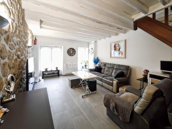 🏡 OPPORTUNITÉ RARE – Maison de ville avec terrasse – Moussy-le-Vieux

BSK Immobilier vous propose cette élégante maison de ville d’environ 75 m², parfaitement située à proximité immédiate des commodités, idéale pour des primo-accédants exigeants ou un investissement de qualité.

Ce bien séduit dès les premiers instants par son agencement optimisé, sa luminosité et son ambiance chaleureuse, offrant un cadre de vie confortable et moderne.

Au rez-de-chaussée :

une cuisine équipée, fonctionnelle et contemporaine

un WC avec coin buanderie discret

un salon / séjour lumineux, pensé pour le confort et la convivialité

À l’étage :

un palier desservant deux chambres confortables

une salle de douche

un WC indépendant

À l’extérieur, une agréable terrasse de 17 m² vient sublimer l’ensemble, offrant un véritable espace de détente, rare sur le secteur.

✨ Les atouts qui font la différence :

Idéal primo-accédants premium

Investissement sécurisé et attractif

Maison clé en main

Proximité immédiate des écoles, commerces et axes routiers

Extérieur recherché


📞 Une opportunité à fort potentiel – À visiter sans tarder
