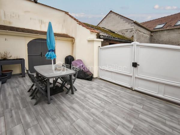 🏡 OPPORTUNITÉ RARE – Maison de ville avec terrasse – Moussy-le-Vieux

BSK Immobilier vous propose cette élégante maison de ville d’environ 75 m², parfaitement située à proximité immédiate des commodités, idéale pour des primo-accédants exigeants ou un investissement de qualité.

Ce bien séduit dès les premiers instants par son agencement optimisé, sa luminosité et son ambiance chaleureuse, offrant un cadre de vie confortable et moderne.

Au rez-de-chaussée :

une cuisine équipée, fonctionnelle et contemporaine

un WC avec coin buanderie discret

un salon / séjour lumineux, pensé pour le confort et la convivialité

À l’étage :

un palier desservant deux chambres confortables

une salle de douche

un WC indépendant

À l’extérieur, une agréable terrasse de 17 m² vient sublimer l’ensemble, offrant un véritable espace de détente, rare sur le secteur.

✨ Les atouts qui font la différence :

Idéal primo-accédants premium

Investissement sécurisé et attractif

Maison clé en main

Proximité immédiate des écoles, commerces et axes routiers

Extérieur recherché


📞 Une opportunité à fort potentiel – À visiter sans tarder
