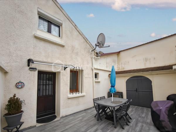 🏡 OPPORTUNITÉ RARE – Maison de ville avec terrasse – Moussy-le-Vieux

BSK Immobilier vous propose cette élégante maison de ville d’environ 75 m², parfaitement située à proximité immédiate des commodités, idéale pour des primo-accédants exigeants ou un investissement de qualité.

Ce bien séduit dès les premiers instants par son agencement optimisé, sa luminosité et son ambiance chaleureuse, offrant un cadre de vie confortable et moderne.

Au rez-de-chaussée :

une cuisine équipée, fonctionnelle et contemporaine

un WC avec coin buanderie discret

un salon / séjour lumineux, pensé pour le confort et la convivialité

À l’étage :

un palier desservant deux chambres confortables

une salle de douche

un WC indépendant

À l’extérieur, une agréable terrasse de 17 m² vient sublimer l’ensemble, offrant un véritable espace de détente, rare sur le secteur.

✨ Les atouts qui font la différence :

Idéal primo-accédants premium

Investissement sécurisé et attractif

Maison clé en main

Proximité immédiate des écoles, commerces et axes routiers

Extérieur recherché


📞 Une opportunité à fort potentiel – À visiter sans tarder