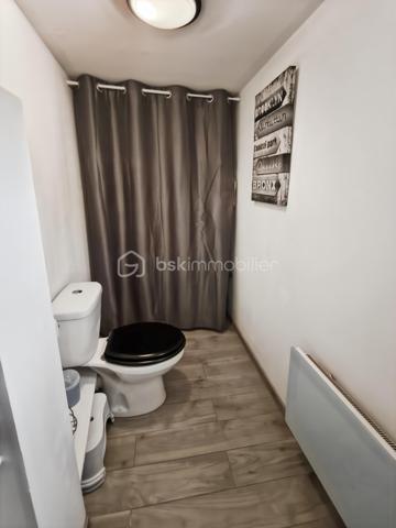 🏡 OPPORTUNITÉ RARE – Maison de ville avec terrasse – Moussy-le-Vieux

BSK Immobilier vous propose cette élégante maison de ville d’environ 75 m², parfaitement située à proximité immédiate des commodités, idéale pour des primo-accédants exigeants ou un investissement de qualité.

Ce bien séduit dès les premiers instants par son agencement optimisé, sa luminosité et son ambiance chaleureuse, offrant un cadre de vie confortable et moderne.

Au rez-de-chaussée :

une cuisine équipée, fonctionnelle et contemporaine

un WC avec coin buanderie discret

un salon / séjour lumineux, pensé pour le confort et la convivialité

À l’étage :

un palier desservant deux chambres confortables

une salle de douche

un WC indépendant

À l’extérieur, une agréable terrasse de 17 m² vient sublimer l’ensemble, offrant un véritable espace de détente, rare sur le secteur.

✨ Les atouts qui font la différence :

Idéal primo-accédants premium

Investissement sécurisé et attractif

Maison clé en main

Proximité immédiate des écoles, commerces et axes routiers

Extérieur recherché


📞 Une opportunité à fort potentiel – À visiter sans tarder