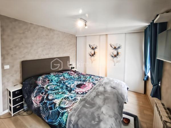 🏡 OPPORTUNITÉ RARE – Maison de ville avec terrasse – Moussy-le-Vieux

BSK Immobilier vous propose cette élégante maison de ville d’environ 75 m², parfaitement située à proximité immédiate des commodités, idéale pour des primo-accédants exigeants ou un investissement de qualité.

Ce bien séduit dès les premiers instants par son agencement optimisé, sa luminosité et son ambiance chaleureuse, offrant un cadre de vie confortable et moderne.

Au rez-de-chaussée :

une cuisine équipée, fonctionnelle et contemporaine

un WC avec coin buanderie discret

un salon / séjour lumineux, pensé pour le confort et la convivialité

À l’étage :

un palier desservant deux chambres confortables

une salle de douche

un WC indépendant

À l’extérieur, une agréable terrasse de 17 m² vient sublimer l’ensemble, offrant un véritable espace de détente, rare sur le secteur.

✨ Les atouts qui font la différence :

Idéal primo-accédants premium

Investissement sécurisé et attractif

Maison clé en main

Proximité immédiate des écoles, commerces et axes routiers

Extérieur recherché


📞 Une opportunité à fort potentiel – À visiter sans tarder